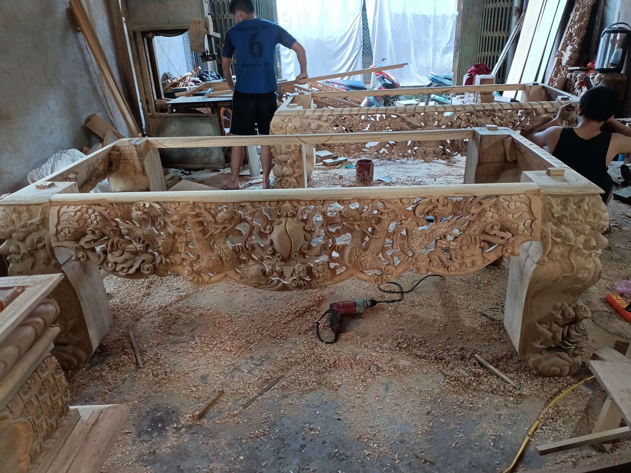Bàn thờ gỗ đang trong quá trình hoàn thiện tại xưởng đồ gỗ Long Anh Yên Ninh